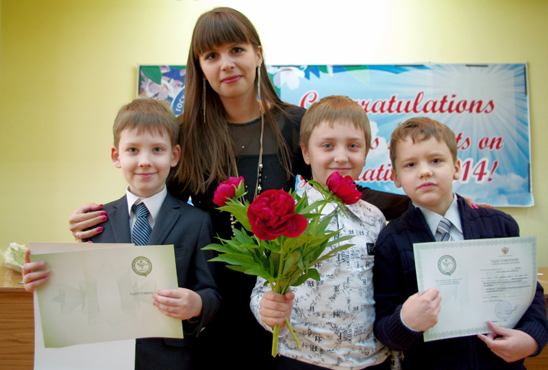 Вручение удостоверений выпускникам лингвистического центра "Логос"