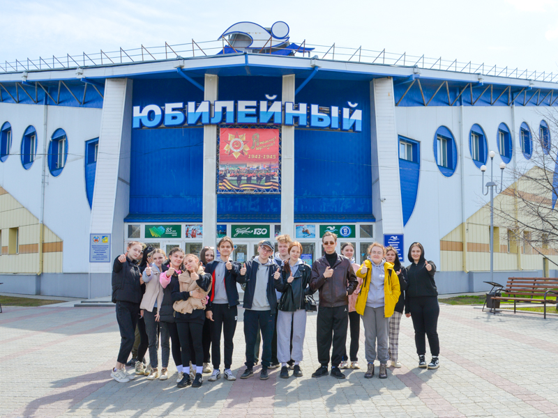 Студенты Рубцовского института организовали субботник на территории спортивной школы «Юбилейный»